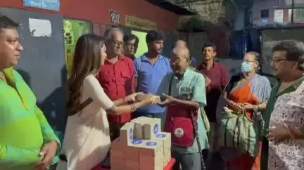 সোনারপুর: দিঘার জগন্নাথ ধামের প্রসাদ সোনারপুর দক্ষিণের মানুষদের হাতে তুলে দিলেন সোনারপুর দক্ষিণের বিধায়ক লাভলী মৈত্র