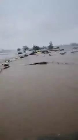consal persoti mein barish se Hui bhayanak khatra Charon or samudra banaa pada hai yahan koi sunvaee nahin Hoti