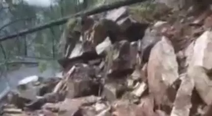 नंदप्रयाग: नंदप्रयाग देवखाल मोटर मार्ग डिडोली के समीप भारी बारिश के कारण चट्टान टूटने से अवरुद्ध हो गया है