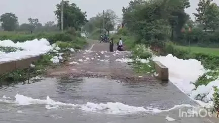 વેડંચા થી ભવિસણા ના માર્ગ ઉપર લડબી નદી ના  પાણી ફરી વળતા માર્ગ બંધ થતાં લોકો અટવાયા#jansamasya