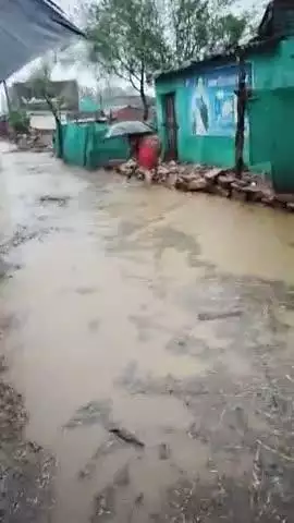 Guna jila Fatehgarhgd consul barsati barsati gaon mein airplane ke gaon mein ghusa Pani gaon dubne ki takkar mein hai