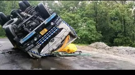 बांसजोर: बांसजोर NH-143 पर केरया घाटी में दो भारी वाहन पलटे, चालक और उपचालक सुरक्षित