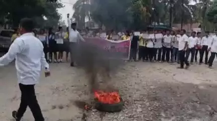 ছিপাঝাৰ: পথ উন্নয়নৰ দাবীত টায়াৰ জ্বলাই নামখোলাত আছুৰ উত্তাল প্ৰতিবাদ