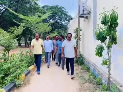 పటాన్​​చెరు: డివిజన్ పరిధిలోని బ్లాక్ ఆఫీస్ ఆవరణలోని వాకింగ్ ట్రాక్ ను పరిశీలించిన కార్పొరేటర్ మెట్టు కుమార్ యాదవ్
