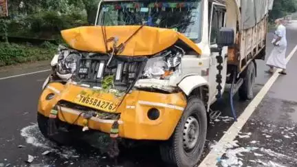 ഒറ്റപ്പാലം: ലക്കിടി മംഗലത്ത് നിയന്ത്രണം വിട്ട പിക്കപ്പ് വാഹനം ബസിന് പിറകിൽ ഇടിച്ച് അപകടം