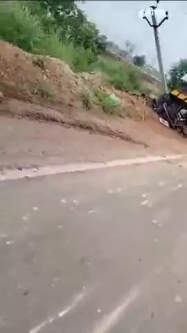 किरावली: अछनेरा-भरतपुर मार्ग पर DJ लदी मैक्स गाड़ी गौवंश से टकराकर पलटी