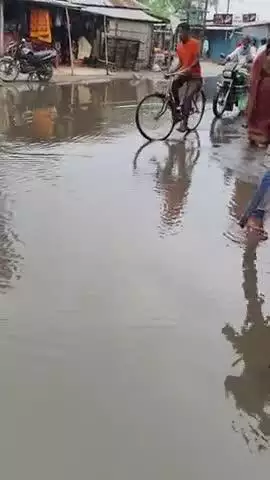 कई वर्षों से जलालगढ़ ओवर ब्रिज में जल जमाव की समस्या बारिश में एक फीट तक भर जाता है पानी, गड्ढों में गिरने का खतरा