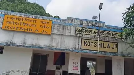 ঝালদা ২: ট্রেন থেকে মহিলাকে উদ্ধার করে স্বামীর কাছে ফিরিয়ে দিল কোটশিলা RPF পোষ্টের পুলিশ