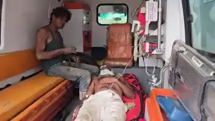 प्रभात पट्टन: खम्बारा टोल के समीप अनियंत्रित होकर पलटा आम से भरा आयशर ट्रक, चालक व क्लीनर हुए घायल