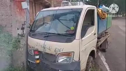 साहिबगंज: धोबी झरना पुल के पास कचरा वाहन का स्टेयरिंग फेल होने से बिजली के खंभे से टकराया, कोई घायल नहीं