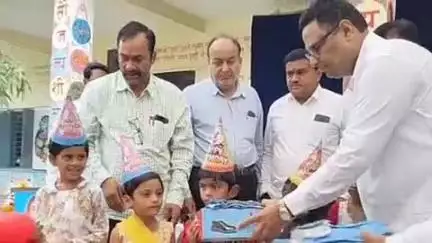 बुलढाणा: दहीद येथे आमदार धीरज लिंगाडे यांनी केले विद्यार्थ्यांचे स्वागत