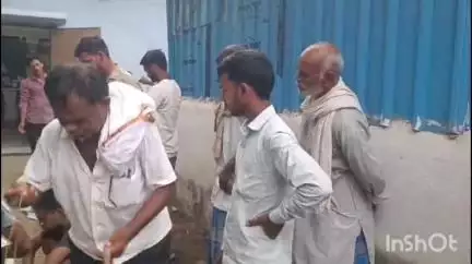 कौआकोल: खैरा गांव में करंट लगने से एक व्यक्ति की मौत, दो जानवरों की भी गई जान, परिवार का रो-रो कर बुरा हाल