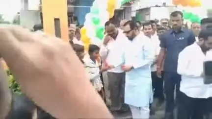 बुलढाणा: मादणी येथे केंद्रीय राज्यमंत्री प्रतापराव जाधव यांनी बैलगाडीत बसून मिरवणूक काढत विद्यार्थ्यांचे केले स्वागत