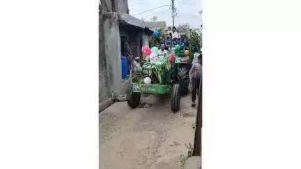 मालेगाव: वसारी जिल्हा परिषद शाळेची पटसंख्या वाढावी म्हणून गुरुजींनी पालकासह मुलांची ट्रॅक्टर वर काढली प्रभात फेरी