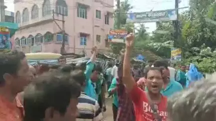 ভগবানপুর ১: এক অসুস্থ টোটো চালককে মারধরের প্রতিবাদে আজ বাজকুল তিওরখালি রাস্তা অবরোধ করে বিক্ষোভ দেখালো টোটোচালকরা