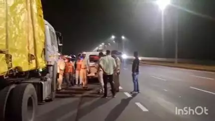 জামালপুর: ১৯ নম্বর জাতীয় সড়কের ধারে বেআইনিভাবে পার্কিং করে রাখা যানবাহনের বিরুদ্ধে অভিযান চালালো জামালপুর থানার পুলিশ প্রশাসন