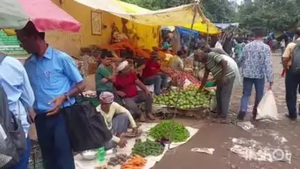 বর্ধমান ১: কয়েকদিনের টানা বৃষ্টির প্রভাবে সবজির বাজারদর বেশ কিছুটা বেড়েছে একথা বললেন বর্ধমান স্টেশন সবজি বাজারের বিক্রেতারা