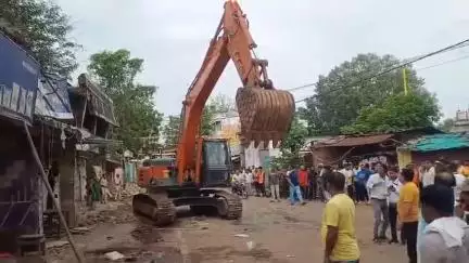 हरदा: हरदा रेलवे स्टेशन से 60 साल पुरानी 37 दुकानें तोड़ी गईं, 400 कर्मचारियों ने 2 घंटे में हटाया अतिक्रमण