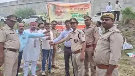 आज़मगढ़: सेहदा में वन विभाग और भाजपा नेता हरिवंश मिश्रा ने बलिदान दिवस पर मां के नाम पर एक पेड़ लगाकर वृहद पौधारोपण किया