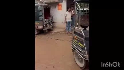 चायल: पुरखास चौराहे पर जर्जर सड़क बनी हादसे की वजह, रिक्शा पलटने से व्यापारी का पैर टूटा, व्यापारियों ने किया चक्का जाम