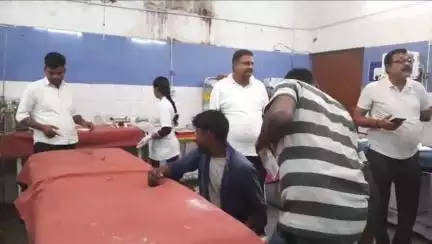 औरंगाबाद: ओबरा थाना क्षेत्र के बेल रोड के अदरी नदी के पास जर्जर सड़क पर अनियंत्रित हुई बाइक, तीन बाइक सवार घायल