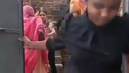 पाली: औद्योगिक थाना क्षेत्र के हाउसिंग बोर्ड में घर में घुसकर महिला के साथ मारपीट का वीडियो हुआ वायरल, पुलिस जुटी जांच में