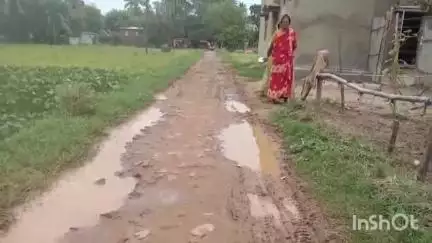 জামালপুর: জামালপুর দুই গ্রাম পঞ্চায়েতের কানঘোষা গ্রামের রাস্তার অবস্থা বেহাল সমস্যায় গ্রামবাসীরা #jansamasya
