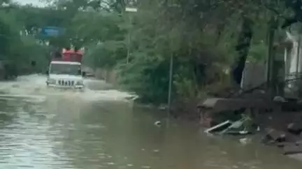 दतिया नगर: दतिया नगर रेलवे स्टेशन के प्लेटफ़ॉर्म नंबर एक के मुख्य मार्ग में भरा पानी, प्रशासन ने पानी निकासी की नहीं कराई व्यवस्था