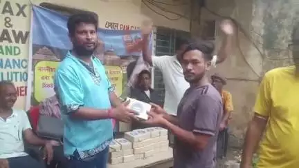 কাঁকসা: শুভেন্দু অধিকারীর আবেদনে সারা না দিয়েই কাঁকসার পানাগড় গ্রামে রেশন দোকানে জগন্নাথ দেবের প্রসাদ নিতে উৎসাহী মানুষের ভিড়