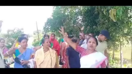 শিলচর: যাতায়াত সমস্যা সমাধানের দাবিতে তাপাঙ্গের আলগাপুর গ্রামে স্থানীয়দের বিক্ষোভ