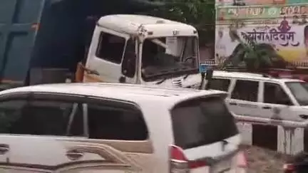 देेेवरिया: देवरिया शहर के सुभाष चौक पर बालू से भरा ट्रक बेकाबू होकर डिवाइडर से टकराया, लोग बाल-बाल बचे