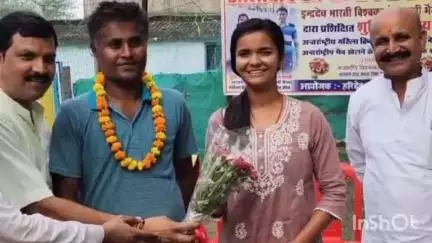 हुज़ूर: अपने प्रशिक्षक से मिलने रीवा पहुंची भारतीय क्रिकेटर शुचि उपाध्याय, कहा- यहां आकर पहले जैसा अपनापन अनुभव हो रहा है