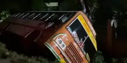 बागपत: कलेक्ट्रेट के पास हाईवे किनारे कार को बचाने के चक्कर में रोडवेज बस अनियंत्रित होकर खाई में पलटी, 20 यात्री हुए घायल