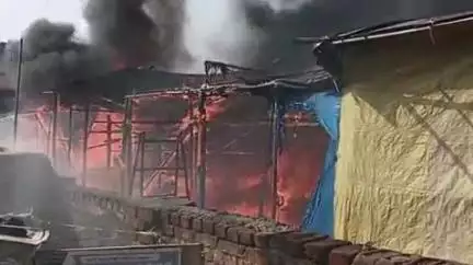 बदायूं: गांधी ग्राउंड में लगे नुमाइश मेले में लगी भीषण आग, कई दुकानें जलकर हुई खाक