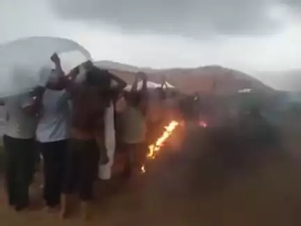 एमपी के दतिया में श्मशान नहीं होने पर बारिश के बीच तिरपाल तानकर किया गया महिला का अंतिम संस्कार Source: @shashankshukla7024