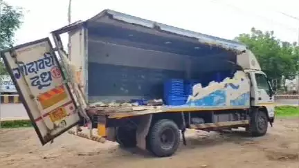 गोदावरी दूध गाडीला अपघात; लाखोंचे नुकसान इस क्लब चौकात अपघात