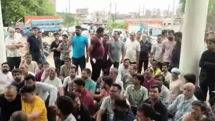 जौरा: जौरा शहर में चोरी की घटनाओं से आक्रोशित व्यापारियों ने जौरा थाने का किया घेराव