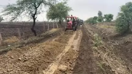 बुदनी: ग्राम ईशरपुर में सरकार ने सड़क नहीं बनाई तो ग्रामीण चंदा कर खुद ही कर रहे सड़क निर्माण #jansamasya