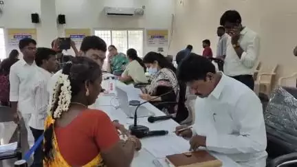 ప్రజా సమస్యల పరిష్కార వేదికలో వినతులను సేకరిస్తున్న జాయింట్ కలెక్టర్ విద్యాదరి