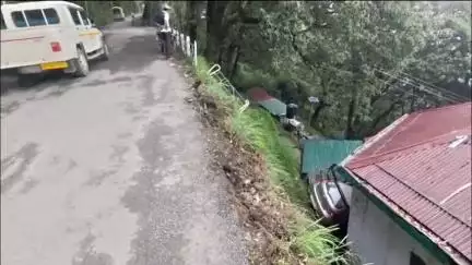 शिमला शहरी: शिमला के चौड़ा मैदान के समीप सड़क हादसे में कार घर की छत पर गिरी, बाल-बाल बचे चार लोग