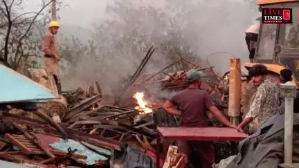 स्वारघाट में स्क्रैप के ढेर में लगी आग, पुराने टायर जलकर हुए राख—बड़ा हादसा टला