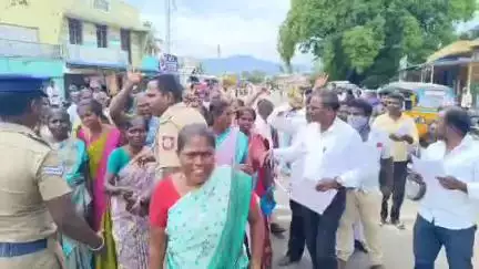 திருப்பத்தூர்: அருந்ததியர் மக்களுக்கு இலவச வீட்டுமனை வழங்க கோரி விஷமங்கலத்தில் சாலை மறியல் - போலீசாரிடம் நதேக கடும் வாக்குவாதம்