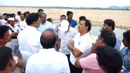 విజయవాడ కృష్ణలంకలో పలు సమస్యలను స్థానికులతో కలిసి పరిశీలించిన MP కేసినేని చిన్ని, MLA గద్దె రామ్మోహన్, కలెక్టర్ లక్ష్మీష