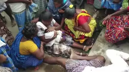 உளுந்தூர்பேட்டை: களமருதூரில் இருசக்கர வாகனம் மீது தனியார் கல்லூரி மினி பேருந்து மோதிய விபத்தில் 2½ வயது குழந்தை உயிரிழப்பு