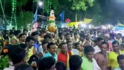 திண்டிவனம்: ஸ்ரீ திரௌபதி அம்மன் உடனுறை ஸ்ரீ தர்மராஜா ஆலய அக்னி வசந்த மகோற்சவ விழாவில் தீமிதி திருவிழா வெகு சிறப்பாக நடைபெற்றது