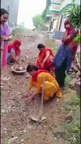 पंचकूला: नगर परिषद कालका पिंजौर वार्ड नंबर 29 भारत नगर, नैना देवी रोड़ औरियां गांव के पास कॉलोनी की महिलाऐं खुद ही रोड़ #jansamasya
