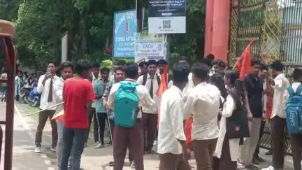 কৈলাশহর: কৈলাসহর রামকৃষ্ণ মহাবিদ্যালয়ের সামনে বিক্ষোভ প্রদর্শন করে ABVP