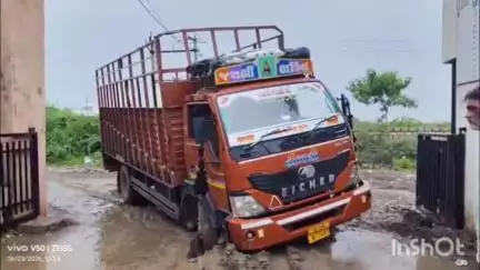 વઢવાણ: રતનપર શિવાધારા સોસાયટીમાં ગટરના ખોદકામથી સ્થાનિકો પરેશાન ટ્રક ફસાઇ#Jansamasya