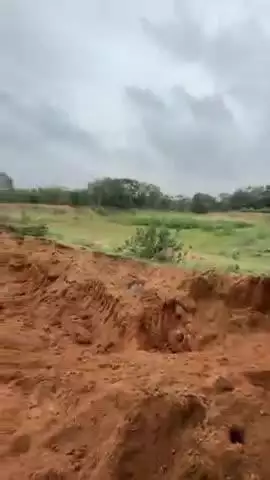 ग्राम पंचायत बरबसपुर में राष्ट्रीय मनरेगा द्वारा निर्माण तालाब के पार को जे.सी.बी .मसिन के द्वारा किया गया छतिग्रस्त