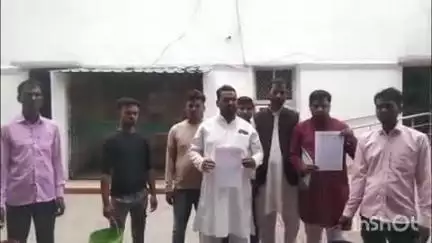 थूलेडी में पानी की टंकी चालू कराने को लेकर आल इंडिया मुस्लिम पसमांदा समाज के पदाधिकारियों ने डीएम को सौंपा ज्ञापन
